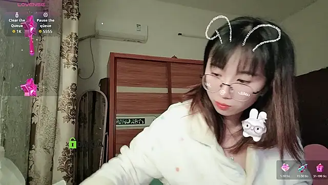 Snapshot of Lili_666 chatting on December 2, 2025, 9:43 pm Lili 666 online show from December 2, 2025, 9:43 pm