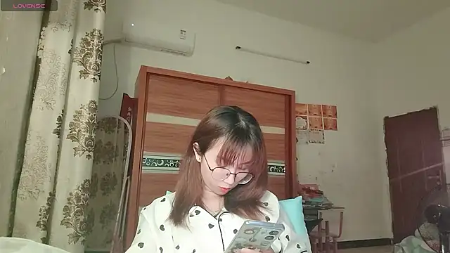 Lili 666 online show from May 17, 2026, 5:42 pm