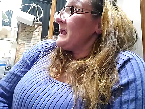 Snapshot of ILUV2TUCHMYKITTY chatting on March 19, 2025, 7:29 am ILUV2TUCHMYKITTY online show from March 19, 2025, 7:29 am