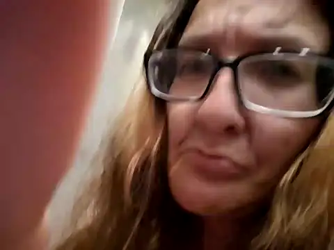 Snapshot of ILUV2TUCHMYKITTY chatting on September 15, 2025, 1:33 pm ILUV2TUCHMYKITTY online show from September 15, 2025, 1:33 pm