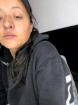 jjulietha95 online show from November 5, 2025, 4:12 am