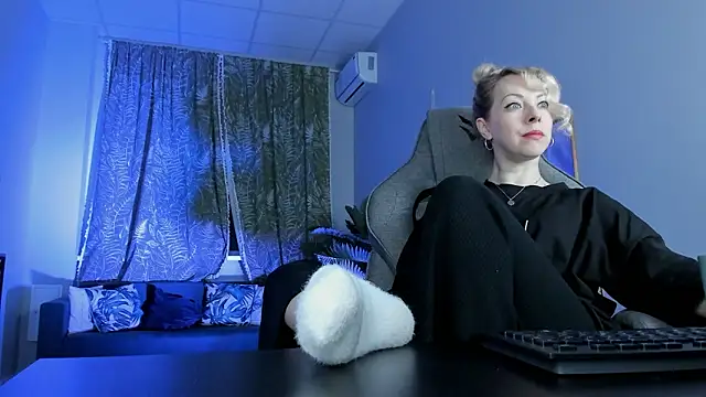 LylithSkye online show from February 21, 2026, 11:33 am