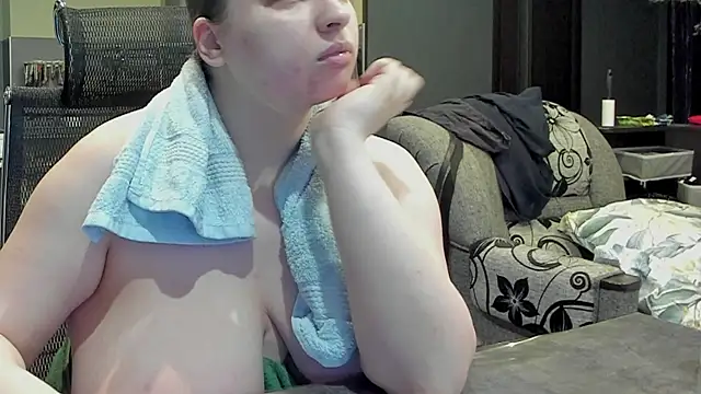 1lindsey1 online show from February 10, 2025, 2:26 pm