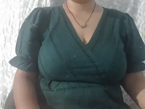 cute-priy online show from May 3, 2026, 4:29 am