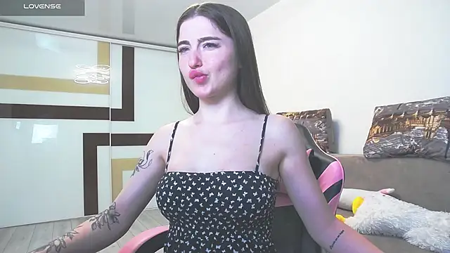 Snapshot of Luxuryalma chatting on June 17, 2026, 5:14 pm Luxuryalma online show from June 17, 2026, 5:14 pm
