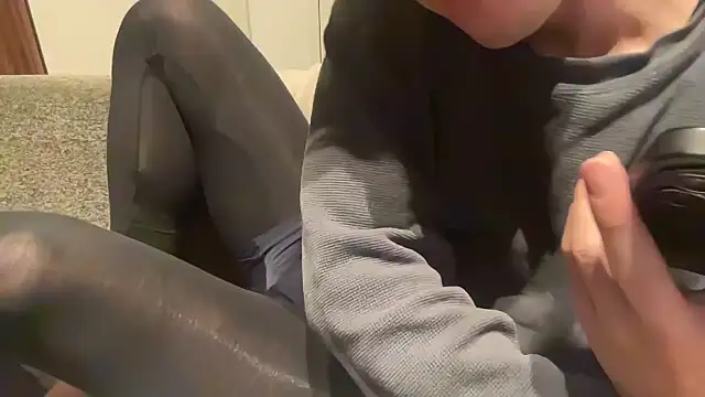 Snapshot of atom0407 chatting on January 10, 2025, 6:06 pm atom0407 online show from January 10, 2025, 6:06 pm