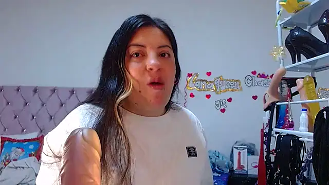 lanaqueen699 online show from December 17, 2025, 12:33 pm