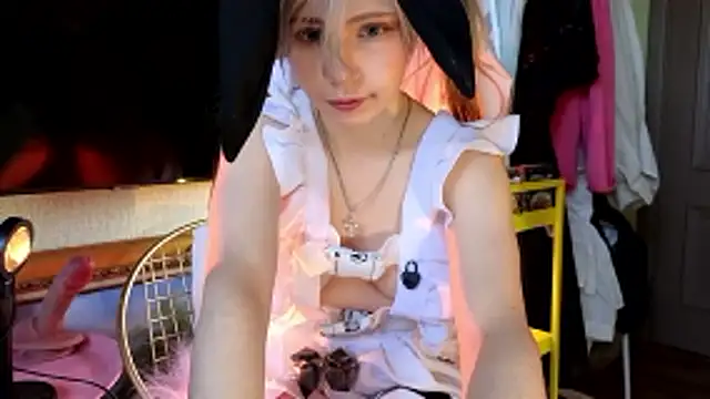 Moon Lollie  online show from January 19, 2026, 2:10 pm