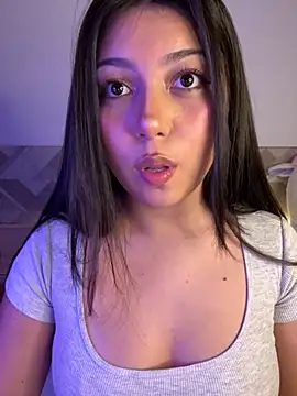 Snapshot of Maii_chan chatting on December 18, 2025, 5:35 am Maii chan online show from December 18, 2025, 5:35 am