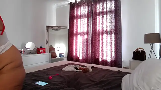 TanyaTaylor45 online show from November 12, 2025, 1:11 pm