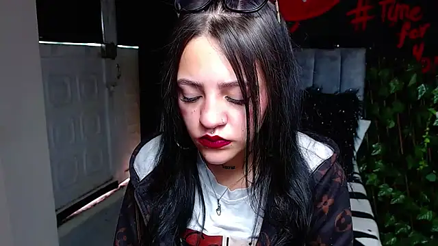 Violettasquirt online show from April 14, 2026, 1:28 pm