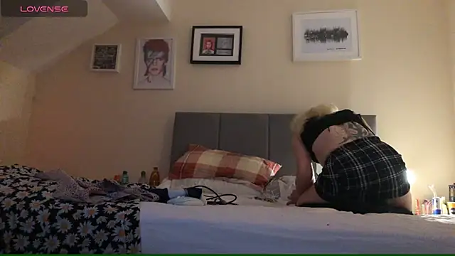 lolaisagoodtime online show from February 15, 2025, 6:33 am