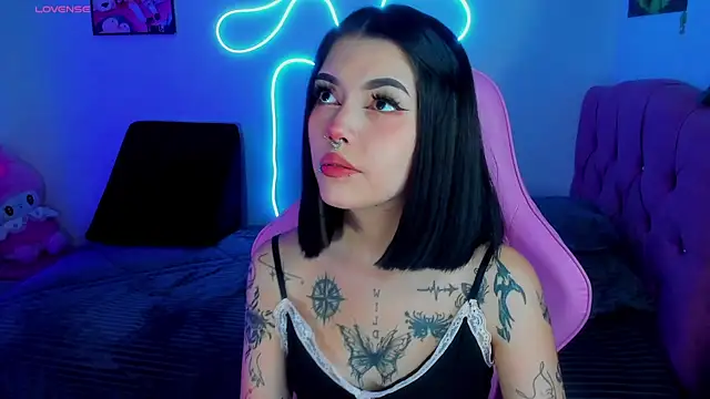 adri tom44 online show from December 4, 2024, 2:42 am