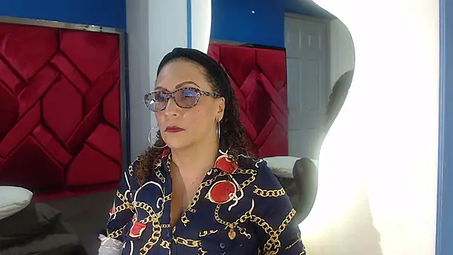 EvaMills1 online show from January 30, 2025, 7:37 pm