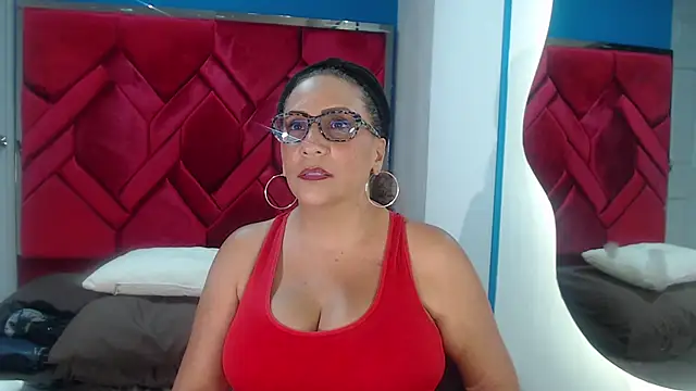 EvaMills1 online show from February 3, 2025, 7:42 pm