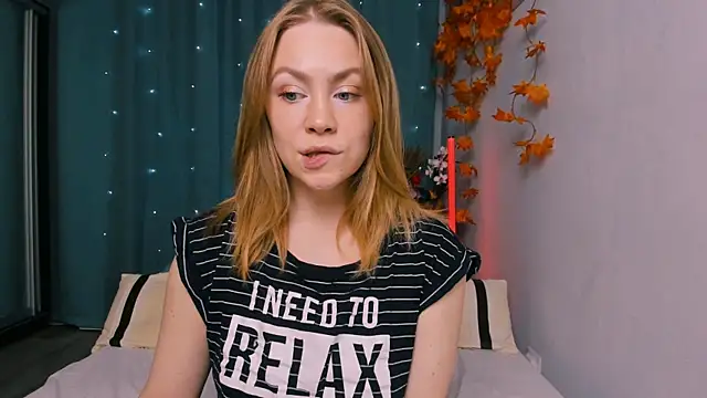 InsatiableFoxX online show from October 17, 2025, 5:59 pm