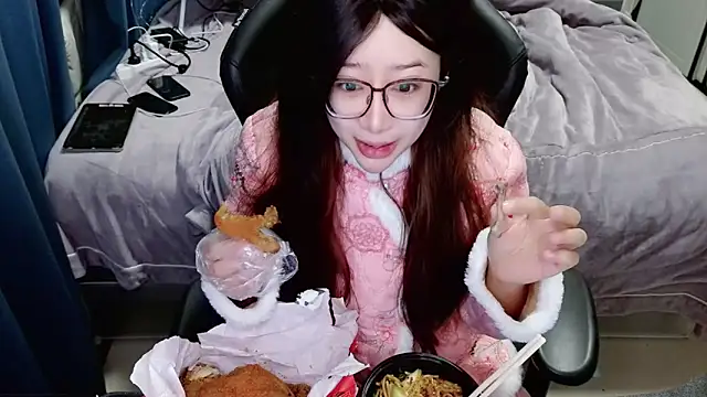 Snapshot of Angelababy001 chatting on January 9, 2025, 4:49 pm Angelababy001 online show from January 9, 2025, 4:49 pm