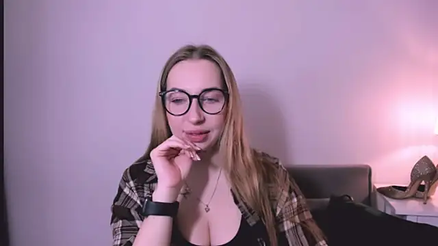 Snapshot of AriaDesire chatting on April 19, 2026, 6:24 am AriaDesire online show from April 19, 2026, 6:24 am