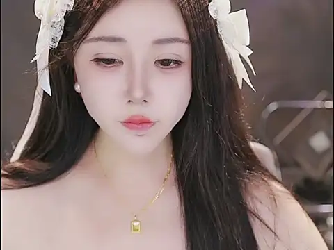 Qiaoqiao  online show from November 12, 2025, 2:28 pm