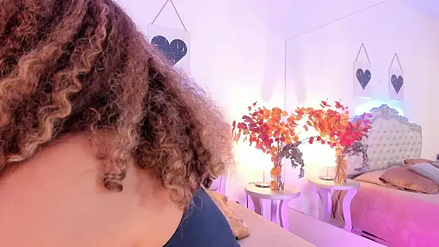 NiaColusi online show from November 13, 2025, 9:58 pm