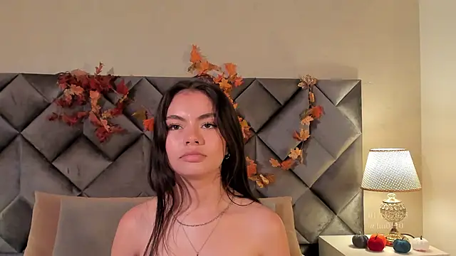 Luisa0110 online show from November 1, 2025, 7:05 pm