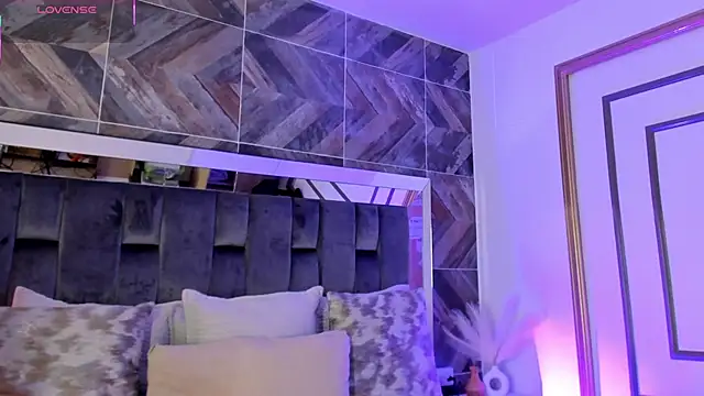 TaniaSmith1 online show from November 24, 2025, 11:15 pm