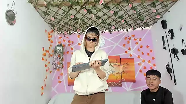 Fresahot2005 online show from March 13, 2025, 8:11 pm