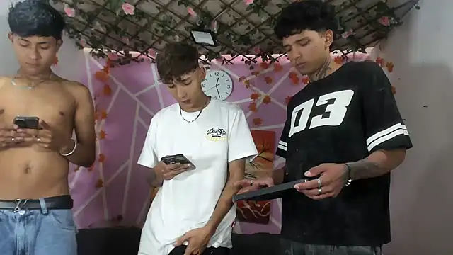 Fresahot2005 online show from November 3, 2025, 3:02 pm