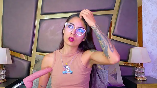 NicoleEsposito online show from November 25, 2025, 2:11 am