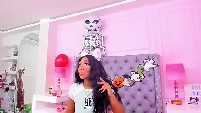 HaileeRoberts online show from October 19, 2025, 1:23 pm