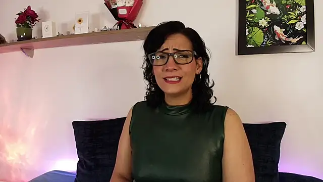 Elliee  online show from April 18, 2026, 1:59 pm