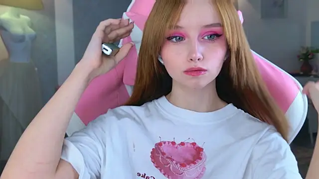 Snapshot of b4by_LoL1 chatting on November 16, 2025, 4:34 pm b4by LoL1 online show from November 16, 2025, 4:34 pm