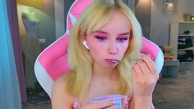 b4by LoL1 online show from February 1, 2026, 8:57 am