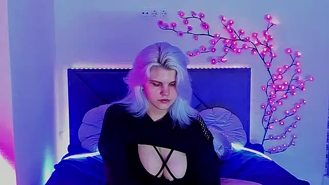 Snapshot of JoannLowe chatting on May 11, 2026, 7:22 pm JoannLowe online show from May 11, 2026, 7:22 pm