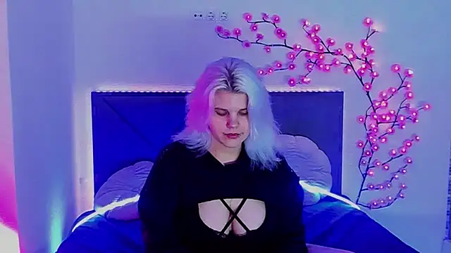 Snapshot of JoannLowe chatting on May 13, 2026, 7:22 pm JoannLowe online show from May 13, 2026, 7:22 pm