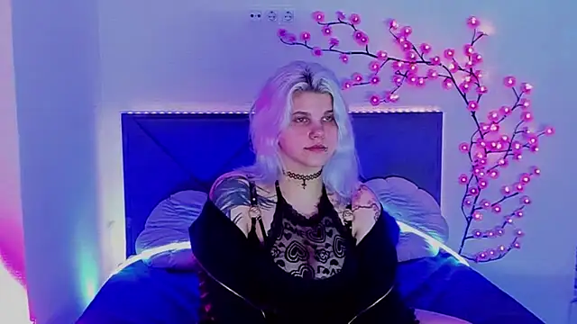 Snapshot of JoannLowe chatting on May 14, 2026, 7:31 pm JoannLowe online show from May 14, 2026, 7:31 pm
