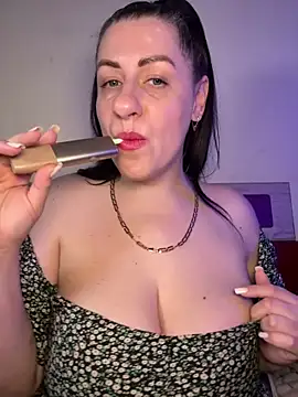 Evelinia online show from May 25, 2026, 3:40 pm