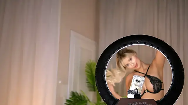 Snapshot of AdelineKing chatting on September 10, 2025, 1:38 am AdelineKing online show from September 10, 2025, 1:38 am