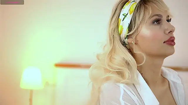 Snapshot of AdelineKing chatting on October 12, 2025, 2:10 am AdelineKing online show from October 12, 2025, 2:10 am