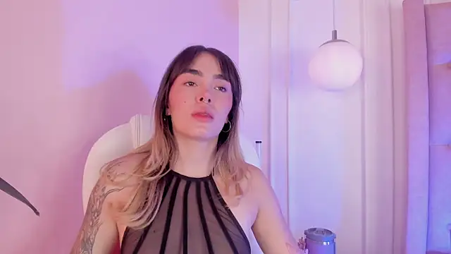 Lucy Vega online show from November 19, 2025, 4:45 am