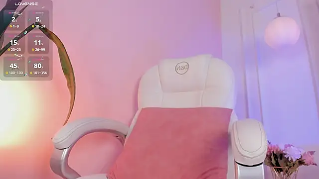 Lucy Vega online show from November 21, 2025, 4:44 am