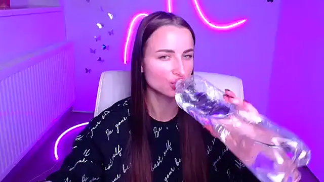 Eva Janee online show from December 1, 2025, 12:32 pm