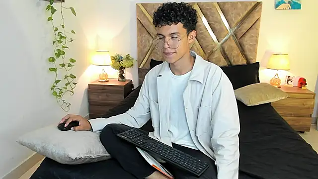 nickolas moon online show from October 29, 2025, 9:05 pm