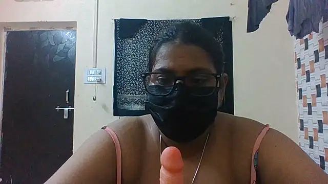 Snapshot of Hotmilfxox chatting on June 20, 2026, 9:01 am Hotmilfxox online show from June 20, 2026, 9:01 am