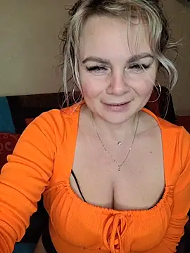 candy queeen online show from November 19, 2025, 5:02 pm