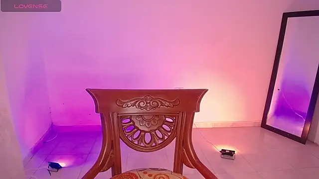 DIANEE 01 online show from October 10, 2025, 1:04 am