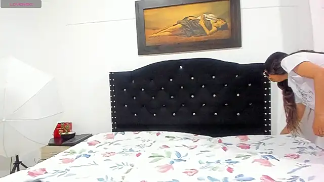 Vahiolet smith online show from December 5, 2025, 3:26 am