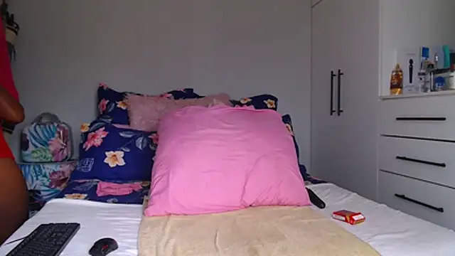 Amberbela online show from November 28, 2025, 2:42 pm