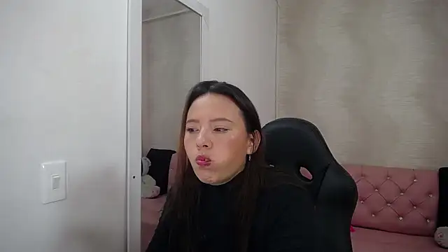 lauraguzman online show from February 22, 2025, 3:01 am