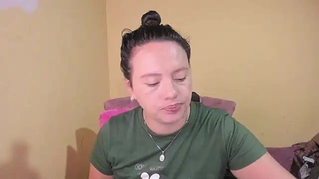 Snapshot of lauraguzman chatting on June 26, 2026, 3:44 am lauraguzman online show from June 26, 2026, 3:44 am
